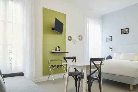Hôtel Amista Marseille (ancien Hôtel Saint-Louis Vieux Port) — hotel room