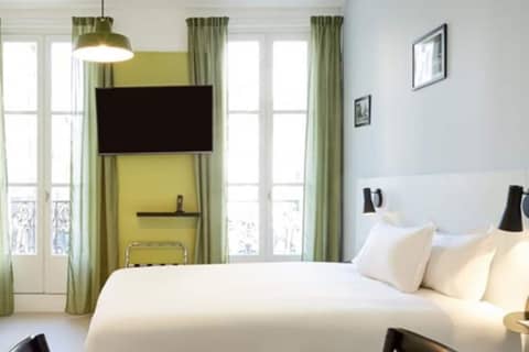 Hôtel Amista Marseille (ancien Hôtel Saint-Louis Vieux Port) — hotel room