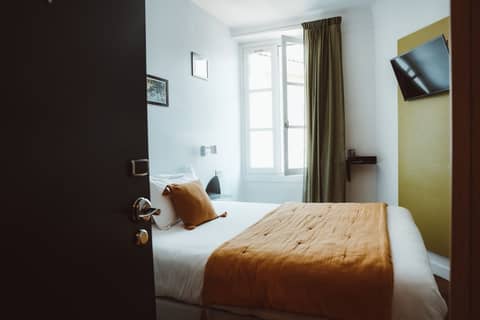 Hôtel Amista Marseille (ancien Hôtel Saint-Louis Vieux Port) — hotel room