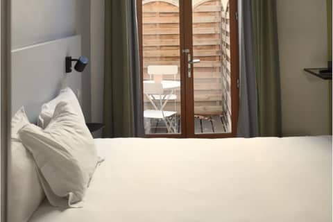 Hôtel Amista Marseille (ancien Hôtel Saint-Louis Vieux Port) — hotel room