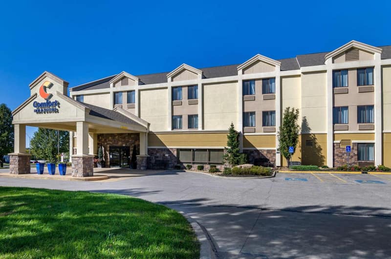 Comfort Inn & Suites Kansas City - Northeast — building