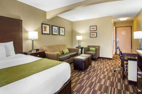 Comfort Inn & Suites Kansas City - Northeast — photo 3
