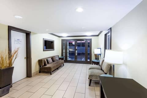Howard Johnson by Wyndham San Diego Hotel Circle — photo 2