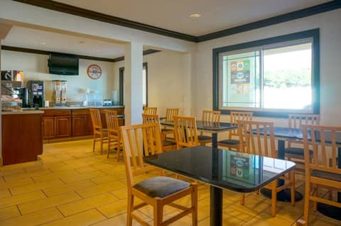 Howard Johnson by Wyndham San Diego Hotel Circle — photo 3