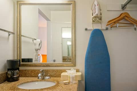 Howard Johnson by Wyndham San Diego Hotel Circle — photo 7