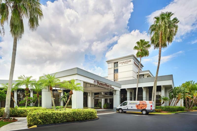 DoubleTree by Hilton Palm Beach Gardens — building