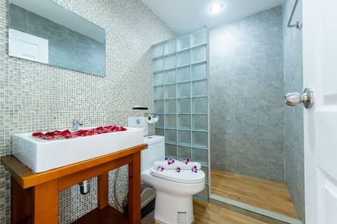 La Vista Patong Hotel — bathroom