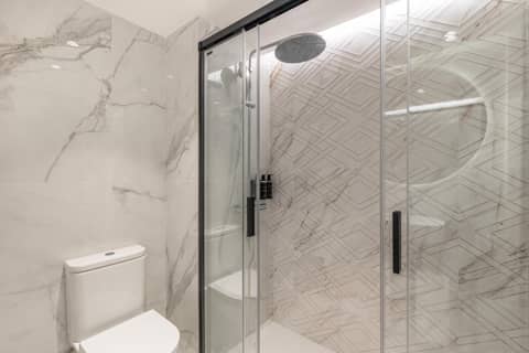 Eurostars San Antón — bathroom