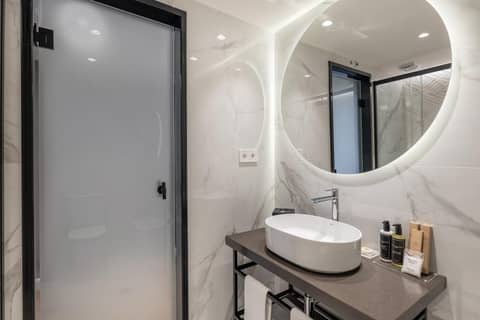 Eurostars San Antón — bathroom