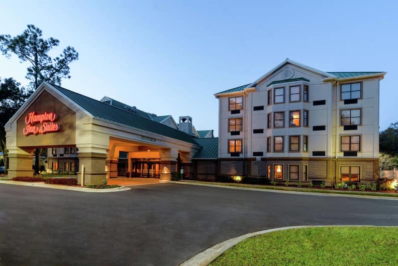 Hampton Inn & Suites Tampa-North — building