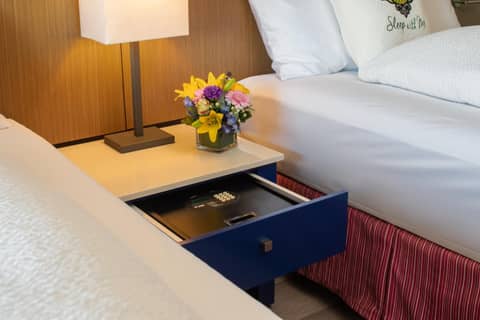 Staypineapple, Hotel Rose, Downtown Portland — photo 2