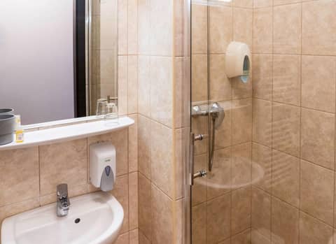 Hotel Metro — bathroom