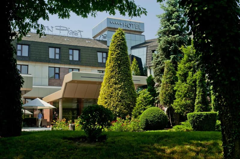 Booking Hotel & Spa — building
