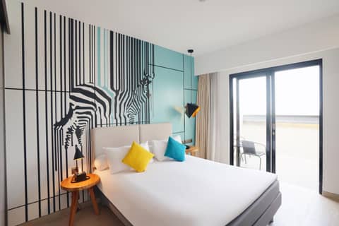 Kamaniiya Petitenget Seminyak — hotel room