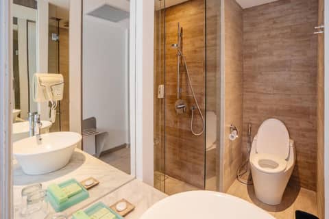 Kamaniiya Petitenget Seminyak — bathroom