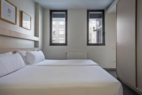 Aparthotel Bcn Montjuic — bedroom