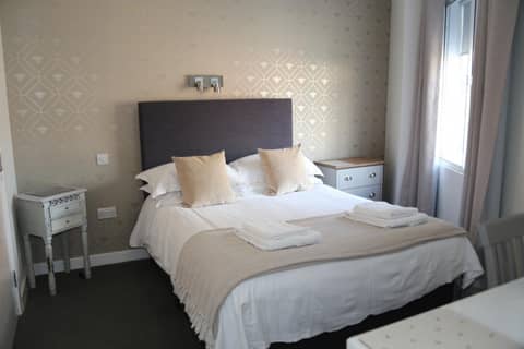 The Bulls Head Hotel — hotel room