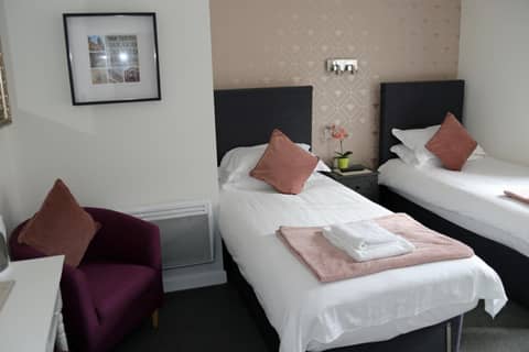 The Bulls Head Hotel — hotel room