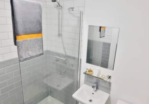 The Bulls Head Hotel — bathroom