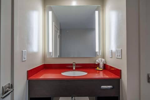 Aiden Los Angeles Downtown Dragon Gate Inn — bathroom
