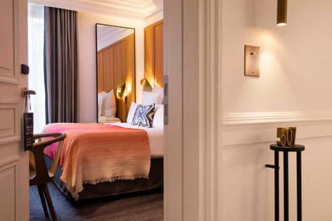 Hôtel Vernet Champs Elysées Paris — hotel room