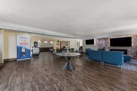 Quality Inn & Suites Airport — recepcion & lobby