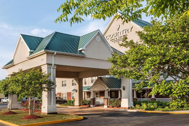 Country Inn & Suites by Radisson, Chester, VA — building