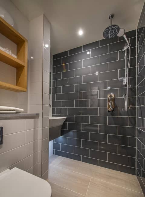 Hyde & Seek, London Hyde Park, a Tribute Portfolio Hotel — bathroom