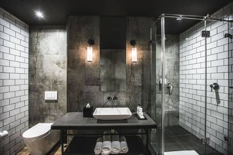 Century City Hotel Urban Square — bathroom