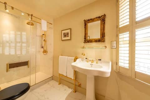 Fielding Hotel — bathroom