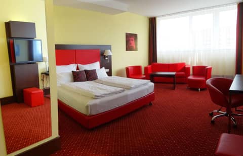 PLAZA Premium Salzburg — hotel room