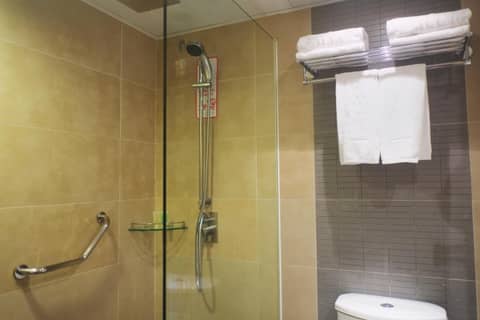 The Cityview - Chinese YMCA of Hong Kong — bathroom