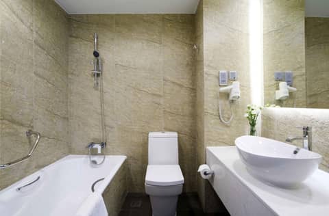 The Cityview - Chinese YMCA of Hong Kong — bathroom