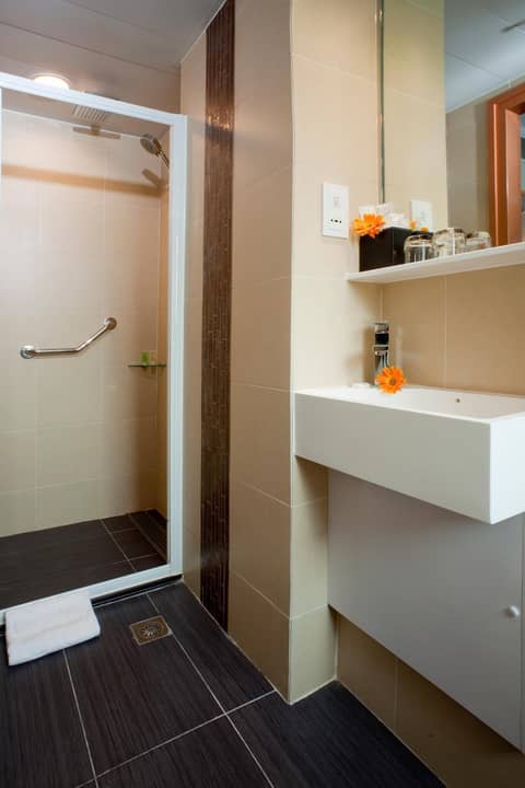 The Cityview - Chinese YMCA of Hong Kong — bathroom