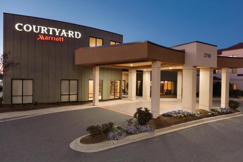Courtyard Charlotte Airport North — building