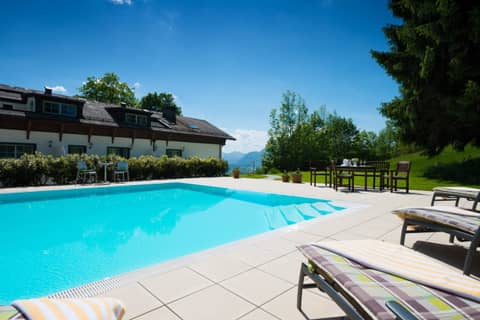 Romantik Hotel Die Gersberg Alm mit Panoramablick auf Salzburg und Outdoor Pool ab Mai — photo 3