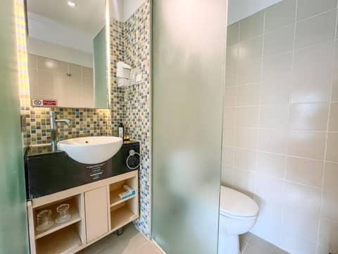 Kuta Beach Hotel — bathroom