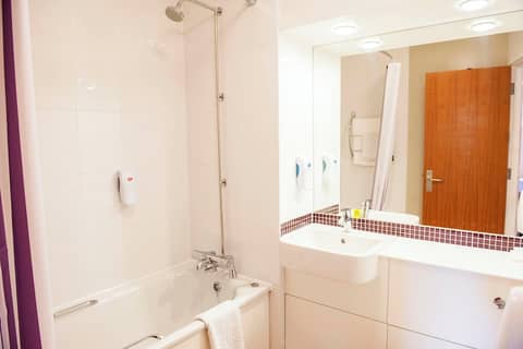 Premier Inn Manchester Airport - M56/J6 Runger Lane North — bathroom