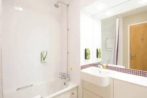Premier Inn Manchester Airport - M56/J6 Runger Lane North — bathroom