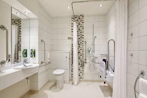 Premier Inn Manchester Airport - M56/J6 Runger Lane North — bathroom