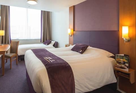 Premier Inn Manchester Airport - M56/J6 Runger Lane North — hotel room