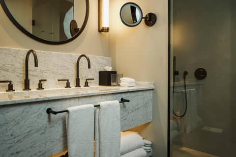 Mercer Plaza Sevilla — bathroom