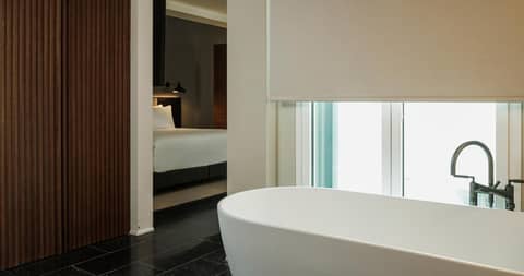 Mercer Plaza Sevilla — bathroom