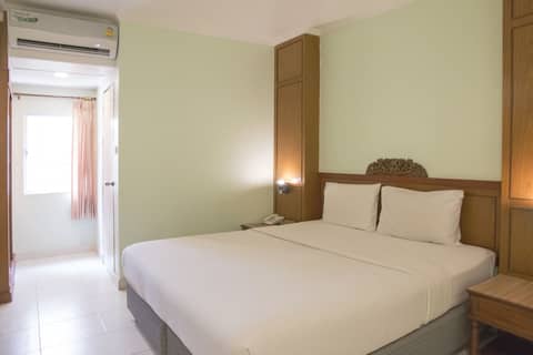 S Lodge Pattaya (formally known as Sabai Lodge) — bedroom