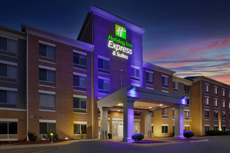 Holiday Inn Express & Suites Milwaukee NW - Park Place by IHG — building