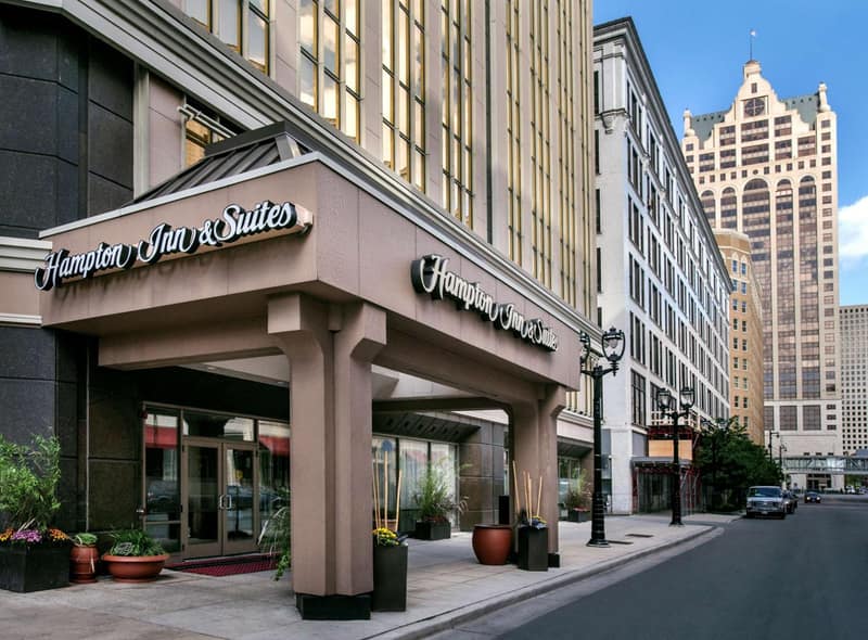 Hampton Inn & Suites Milwaukee Downtown — building