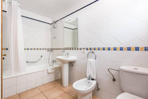 Club Tenerife Apartments — bathroom