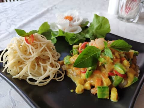 FRESH INN HOTEL — dining