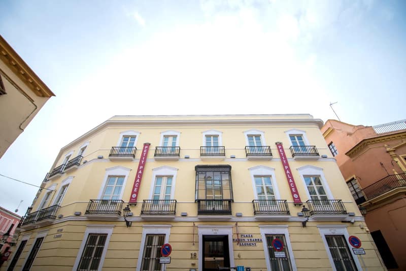 Petit Palace Santa Cruz — building