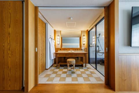 Southwest Grand Hotel — bathroom